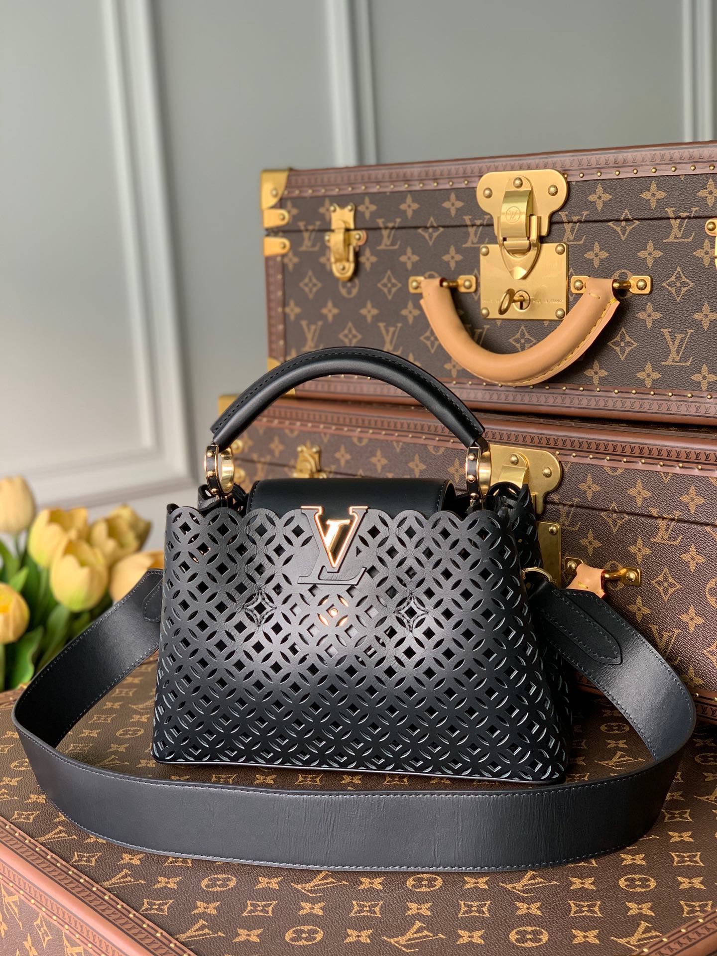 fb638e_e14ba8a05a1f46c8b4547988242da8dcmv2.jpg Louis Vuitton Capucines BB Small Cutout Handbag in Black - Image 1