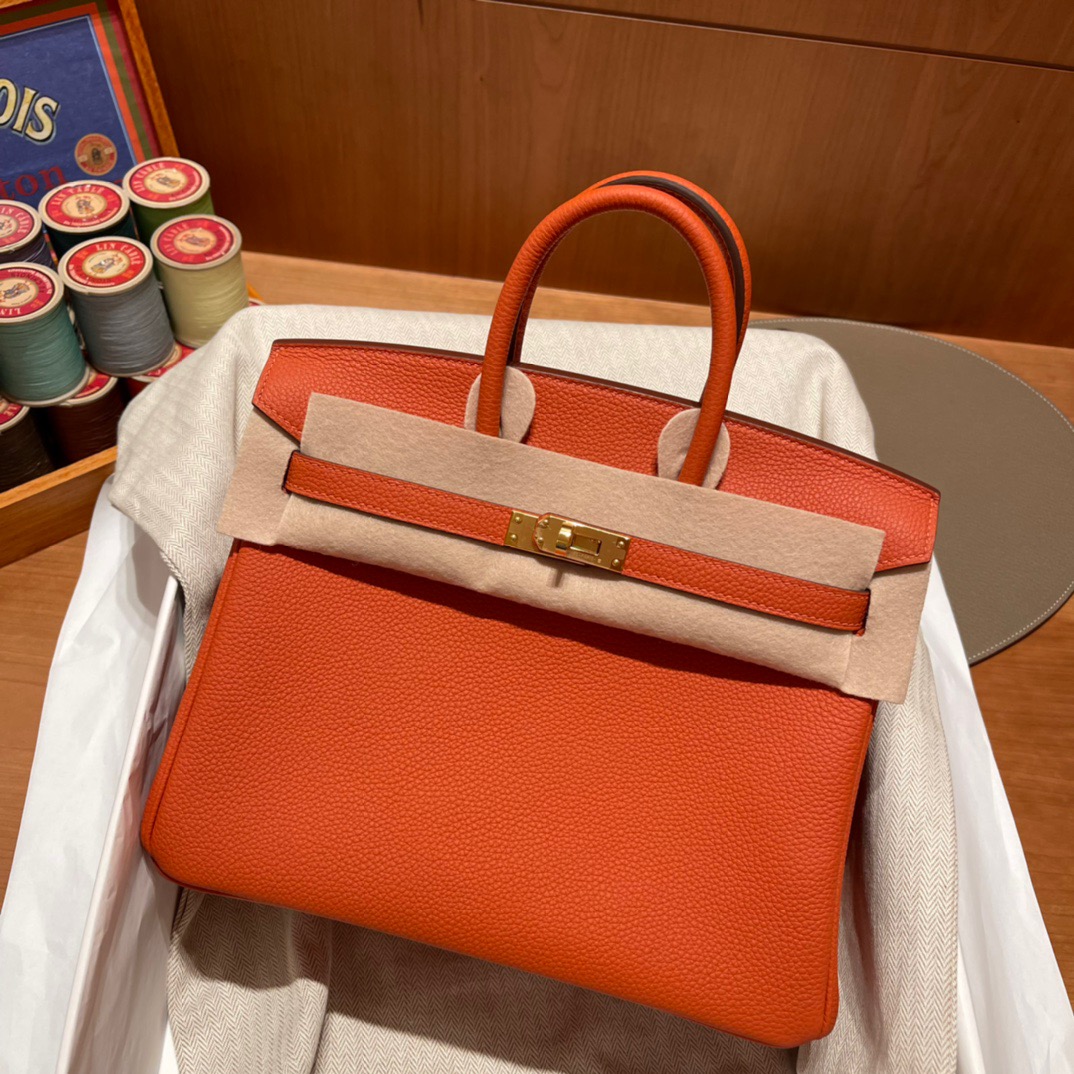 fb638e_e3271629d5b242fc8dfa2a36b3bee26fmv2.jpg Birkin 25 Togo Flame Orange - Image 1