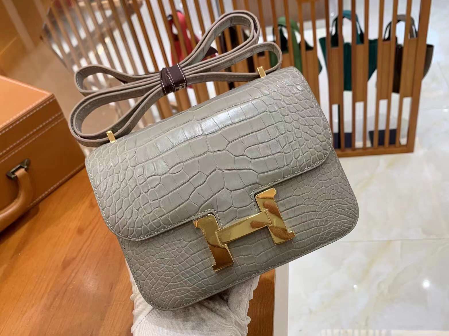 fb638e_e3333a2e00e548feac0a7ba2ba52a13dmv2.jpg Constance 18 Croco Gris Perle 80 - Image 1