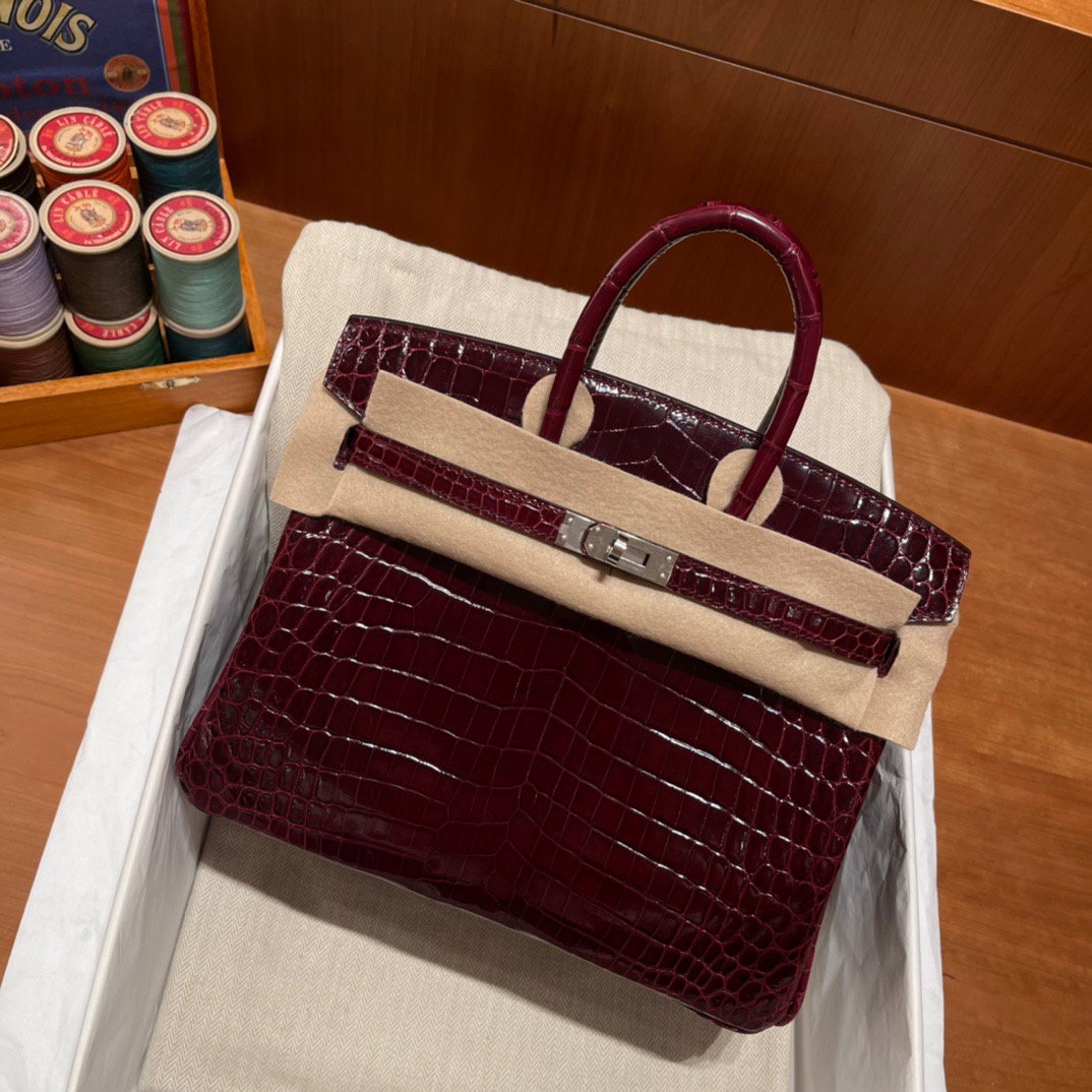 fb638e_e3d951250e784c68964428a5fc793215mv2.jpg Birkin 25 Niloticus Crocodile Shiny Bordeaux - Image 1