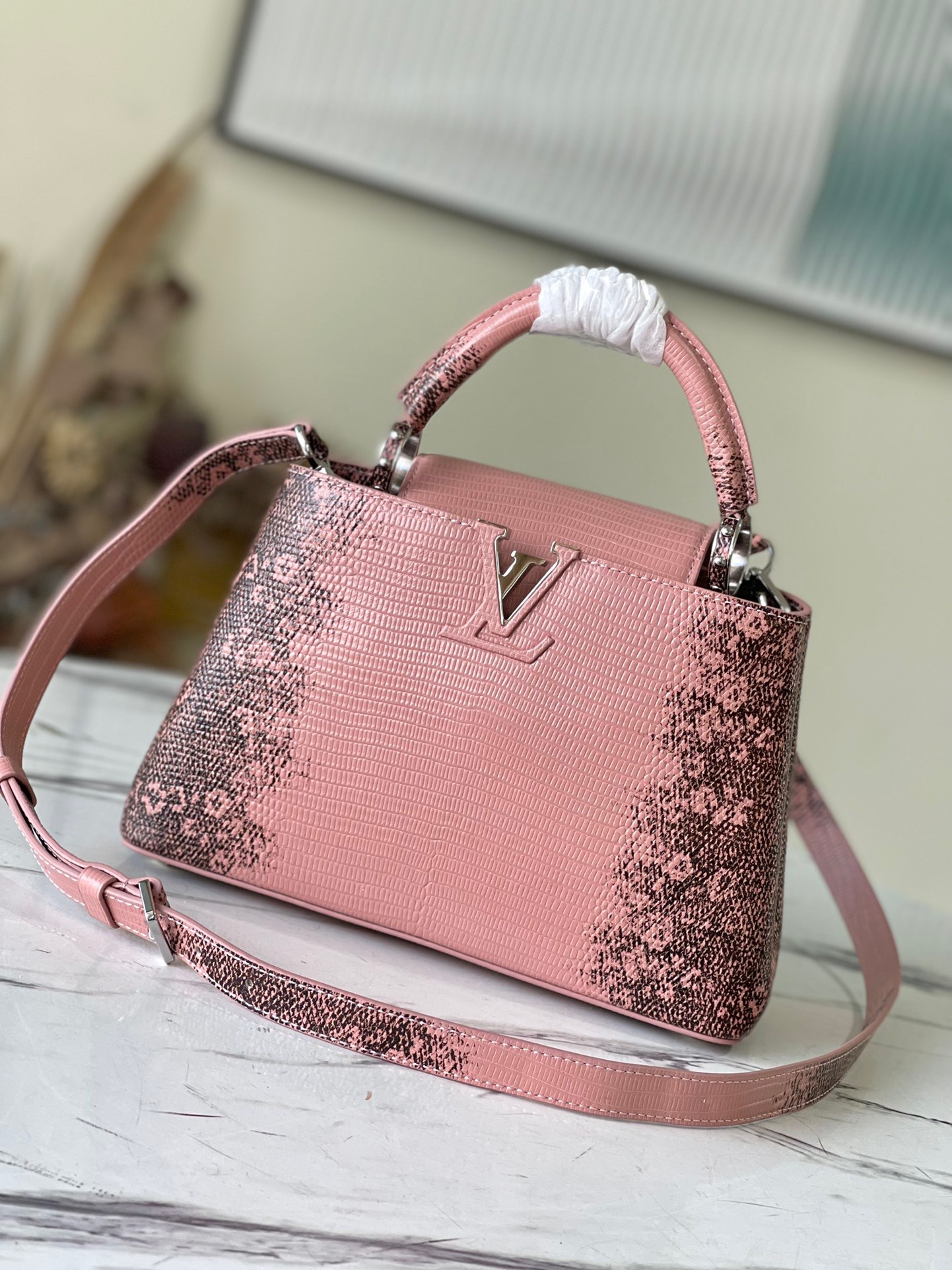 fb638e_e6fac0f9e401478691dd983f0dffc117mv2.jpg Louis Vuitton Capucines BB Small Handbag in Pink Lizard - Image 1