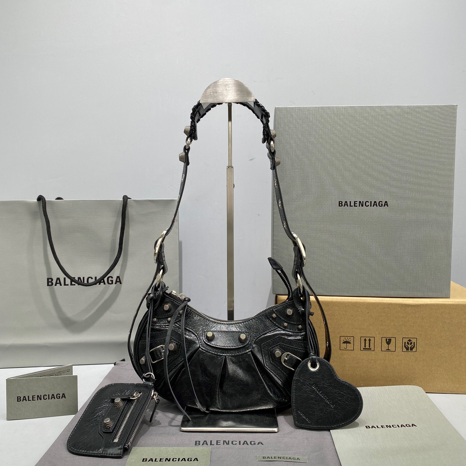 fb638e_e91c9cfa420a4f69a28c05d0714b86a2mv2.jpg Balenciaga Le Cagole 30 Black - Image 1
