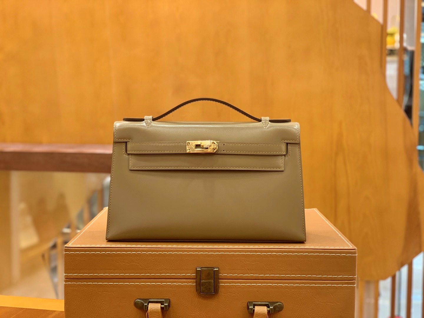 fb638e_e95ea74ee8344ba589f428aee611e97emv2.jpg Kelly Pochette Box Calf Milk Brown - Image 1