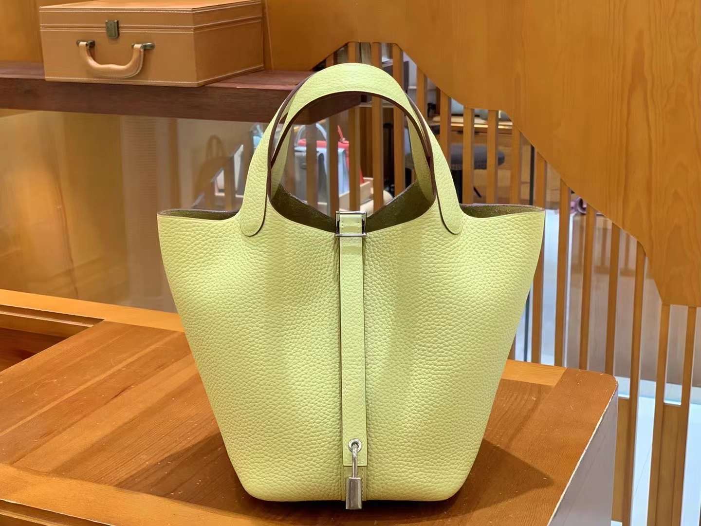 fb638e_e9c4fdee60e94a5c8ee8d675b94ddd87mv2.jpg Picotin 18 TC Jaune Poussin - Image 1