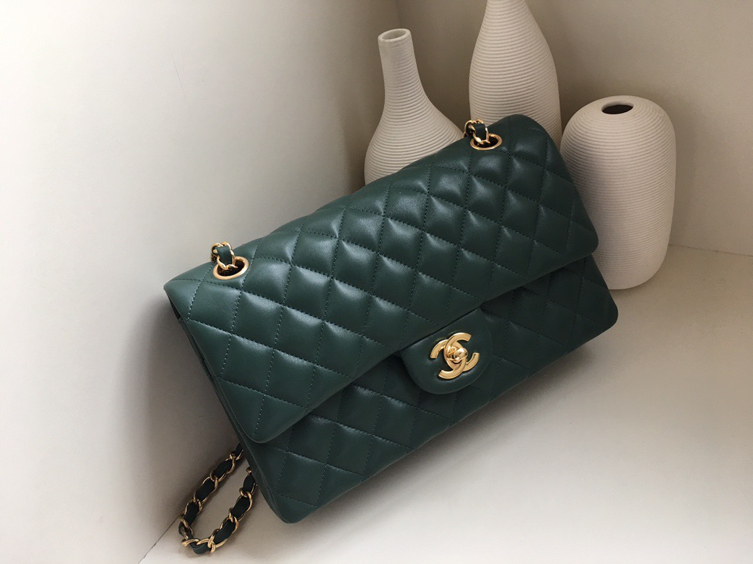 fb638e_ea2d485215624836a309680d476dd968mv2.jpg Chanel Classic Flap 25 Forest Green - Image 1