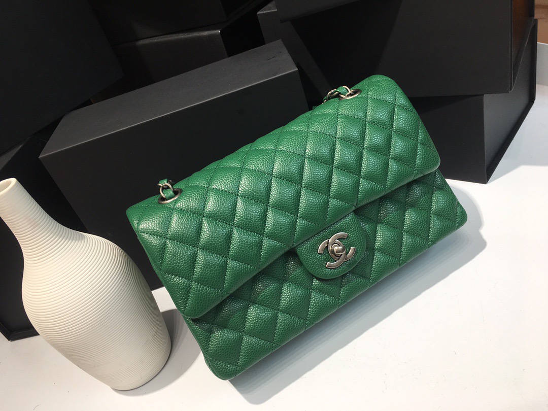 fb638e_eb189c8a049a42819e83b163bcaa62a6mv2.jpg Chanel Classic Flap 25 Grass Green - Image 1