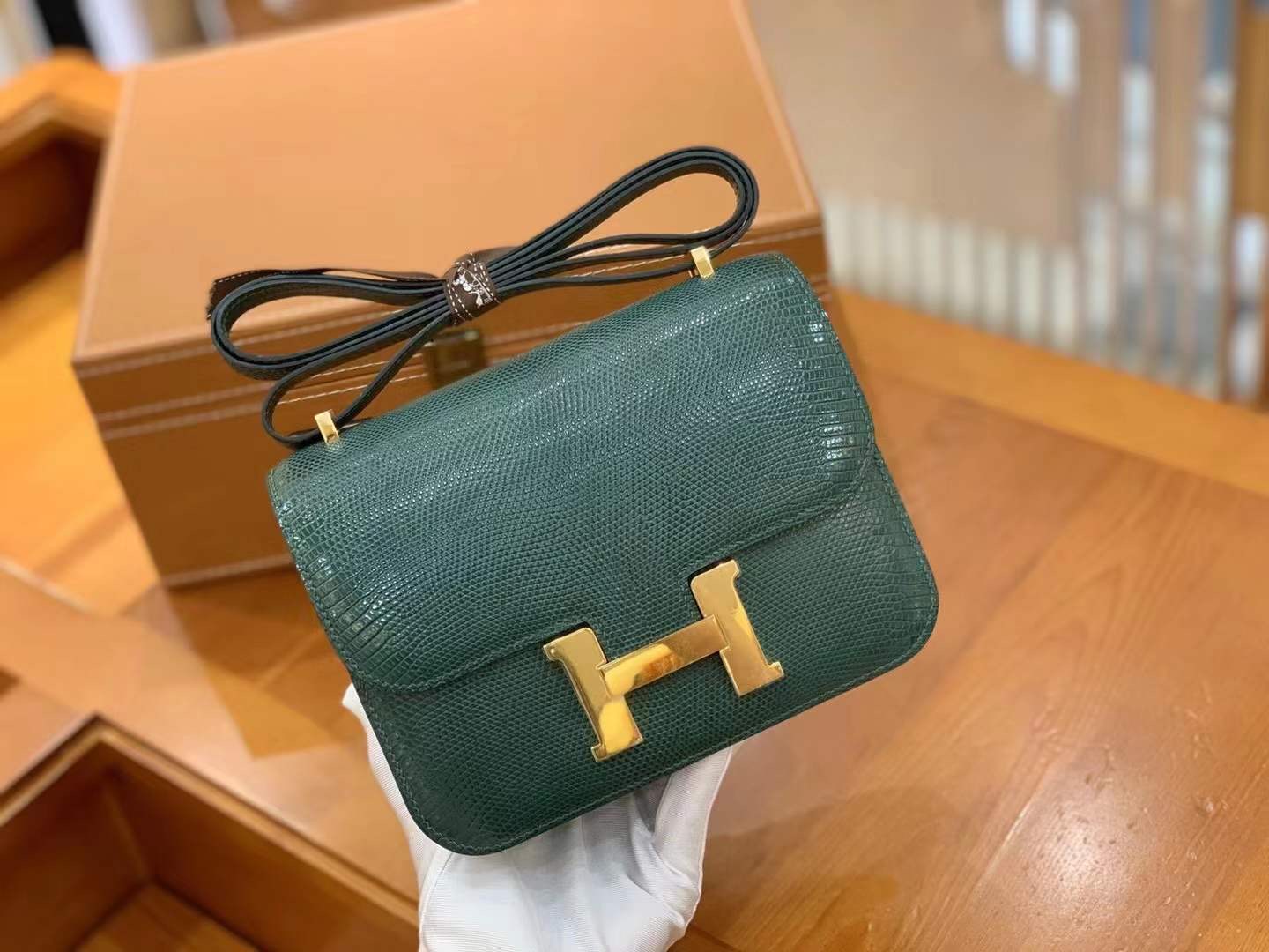 fb638e_eb3aeafd746746b99c93aa13c295e982mv2.jpg Constance 18 Lizard Malachite Green - Image 1