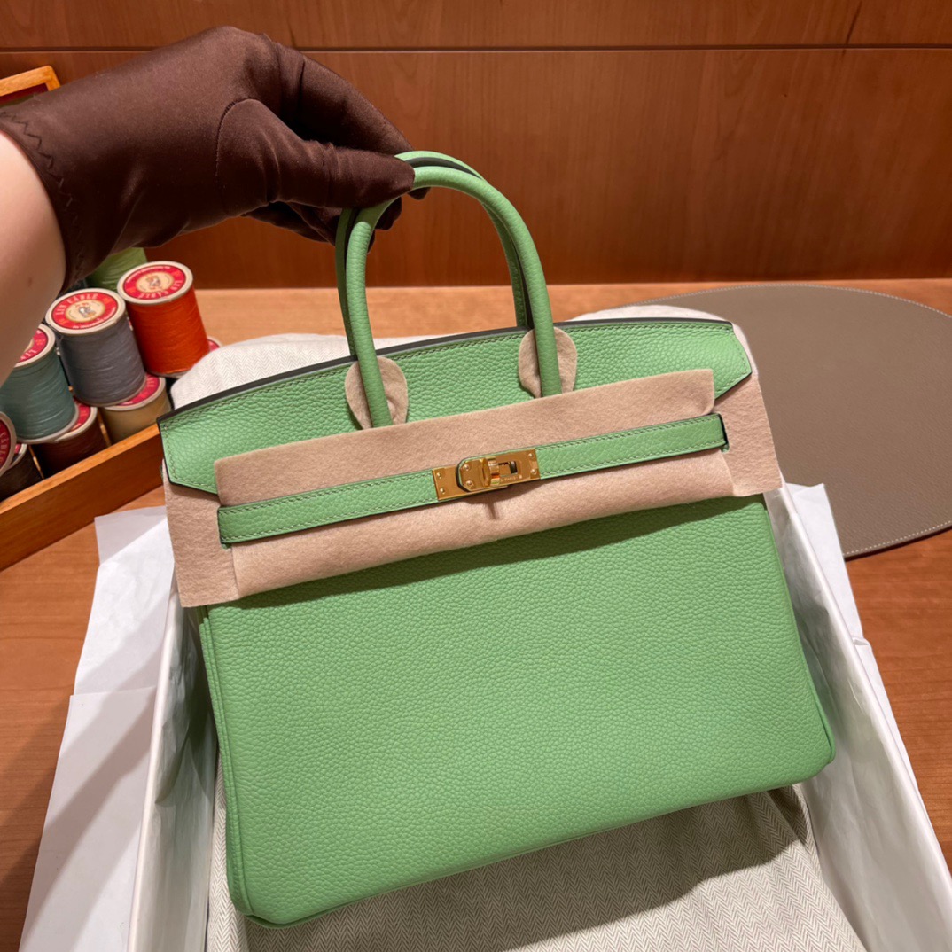 fb638e_ed1446c627d147729dde28f4a21e0098mv2.jpg Birkin 25 Togo Vert Criquet 3i - Image 1