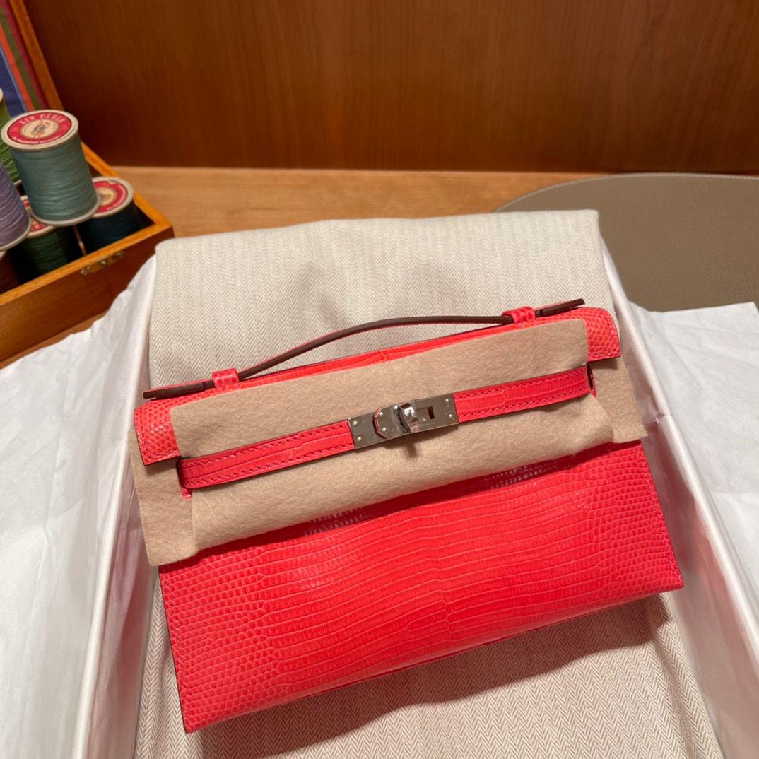 fb638e_ee11b575955146e79a4612192632acbbmv2.jpg Kelly Pochette Lizard Rose Confetti - Image 1