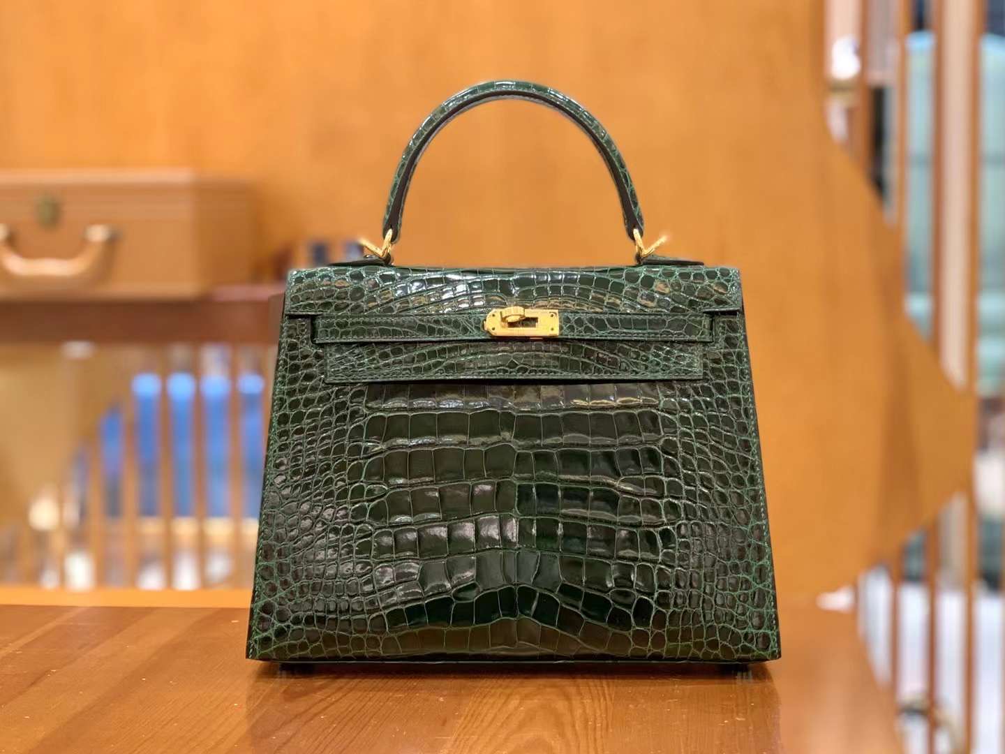 fb638e_eec64735adee4b79829291b16c6f4650mv2.jpg Kelly 25 Crocodile Shiny Cactus Green - Image 1