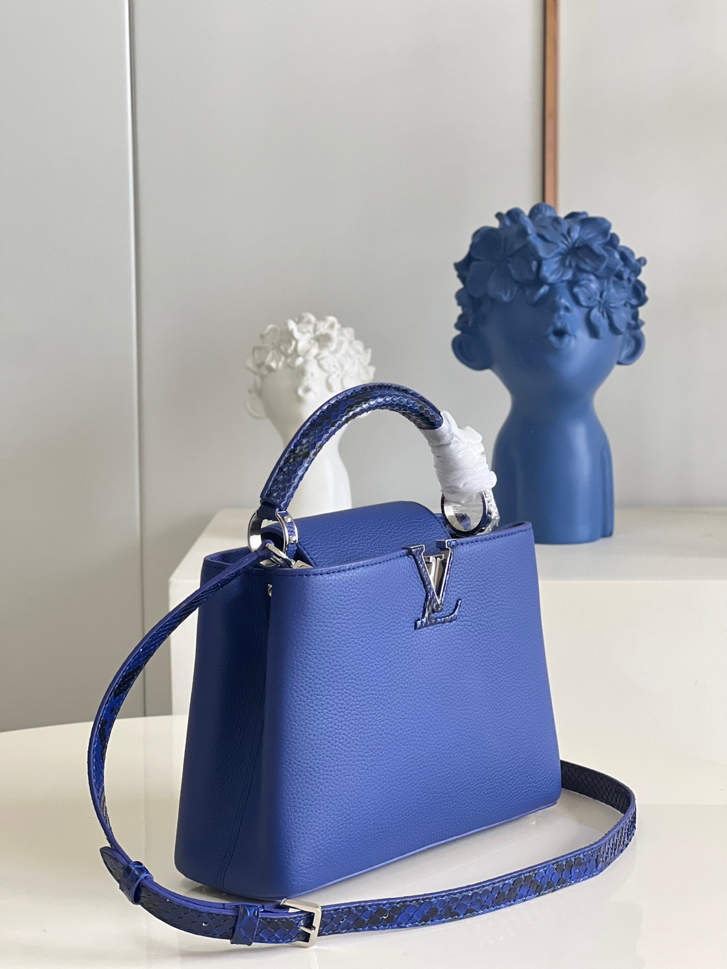 fb638e_ef66752015804cb39da2cf358b6f9222mv2.jpg Louis Vuitton Capucines BB Small Handbag in Dark Blue - Image 1