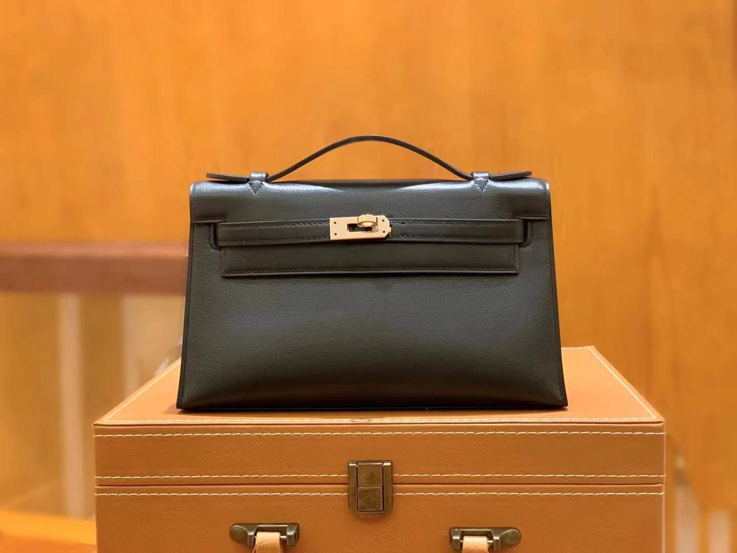 fb638e_f05dfa1d0e6a45158712aa1de89b8f55mv2.jpg Pochette Swift - Image 1