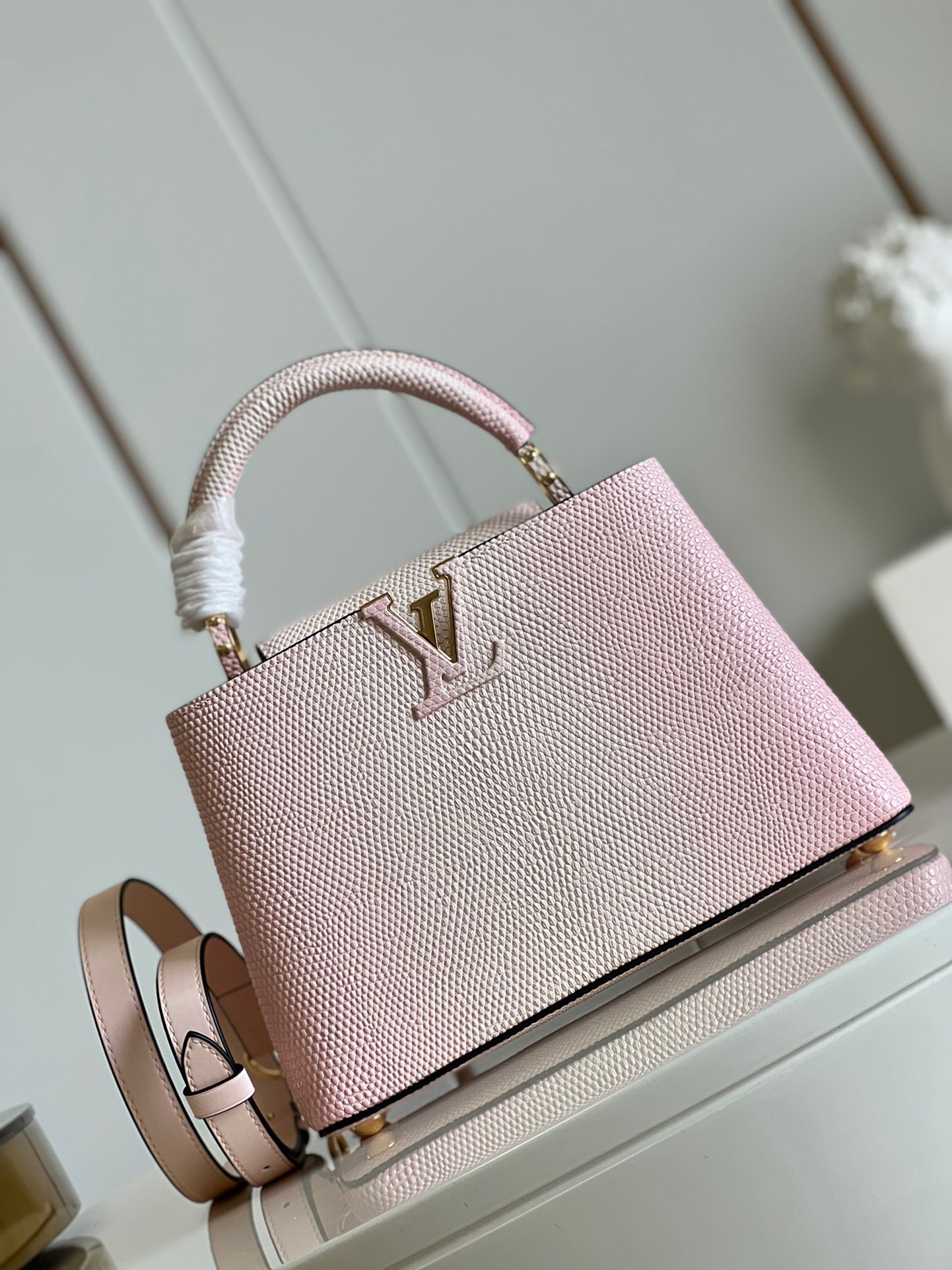 fb638e_f1b8636362f344488623ec52ee77bc4dmv2.jpg Louis Vuitton Capucines BB Small Handbag in Gradient Pink - Image 1