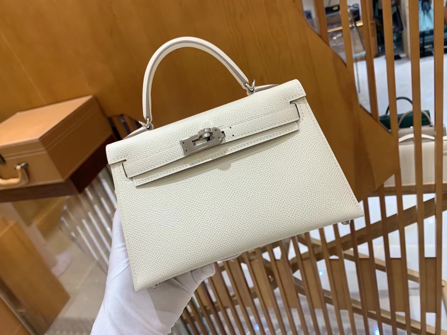 fb638e_f2c7a42c9d7c4f5e8838bd6c35980d2emv2.jpg Mini Kelly Epsom Craie - Image 1