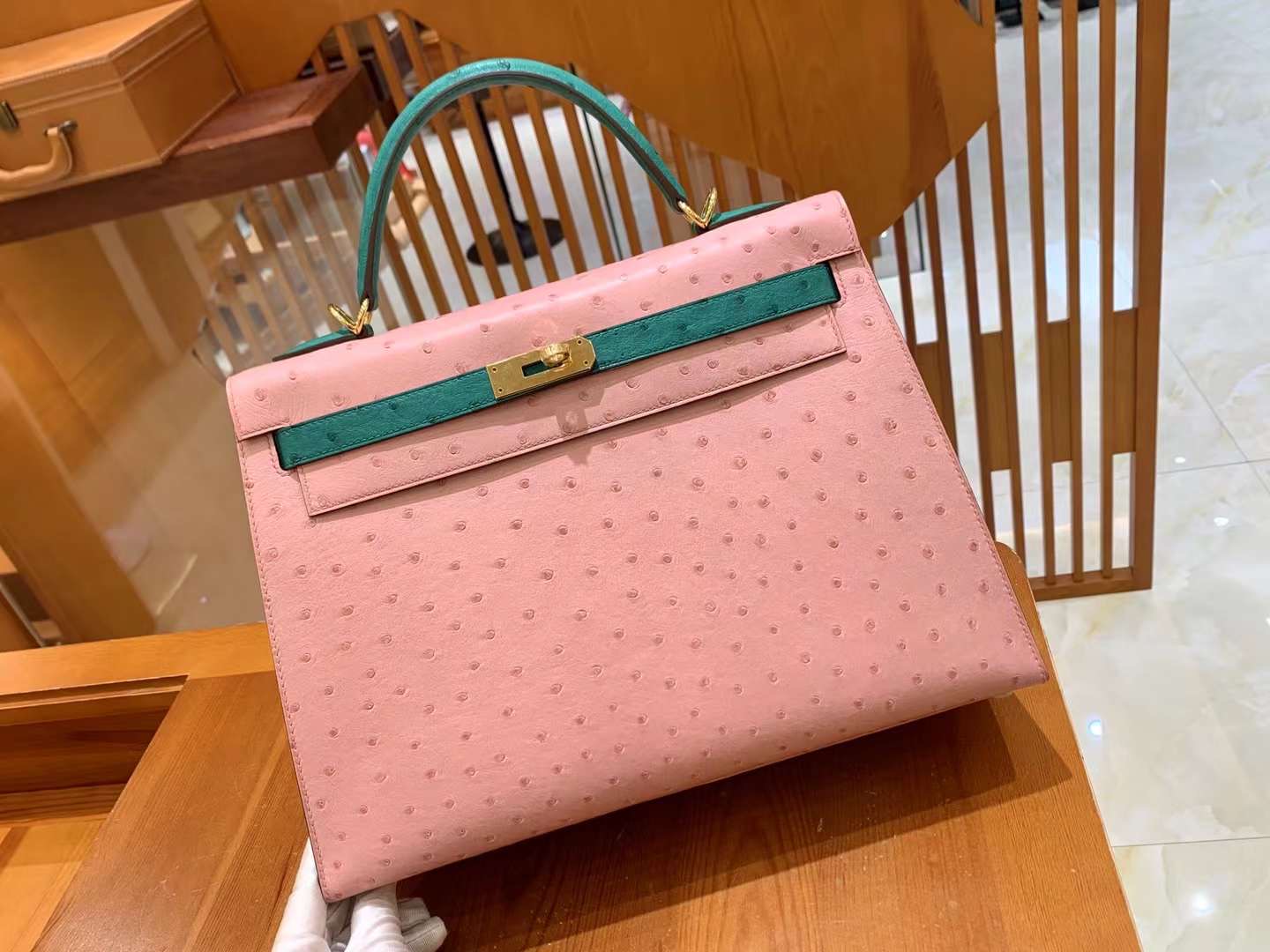 fb638e_f31a0d43702148faac8f43b162f44cfamv2.jpg Kelly 32 Ostrich Sakura Pink&Vert Verone - Image 1