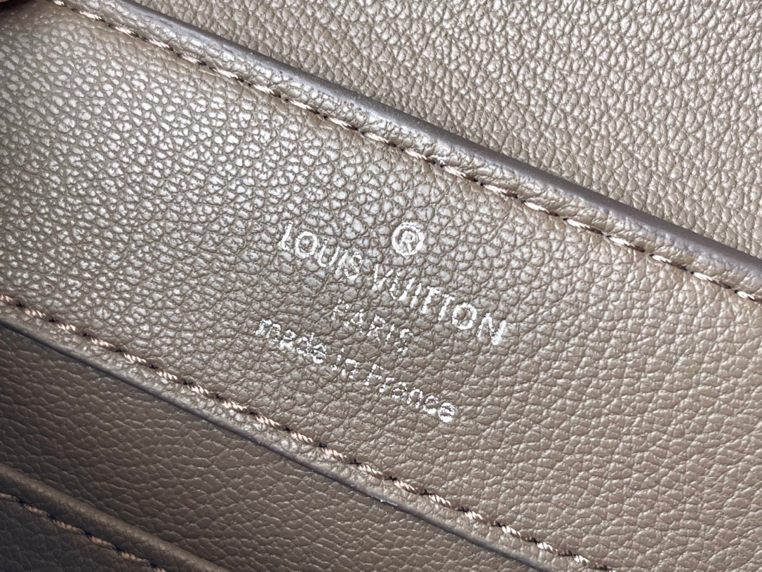 Louis Vuitton Capucines Mini Handbag in White Crocodile Pattern - Image 10