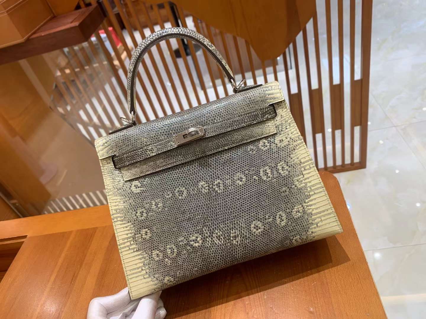 fb638e_f58c2bd044a74267a96169866a8b09edmv2.jpg Kelly 25 Lizard Primary Color - Image 1