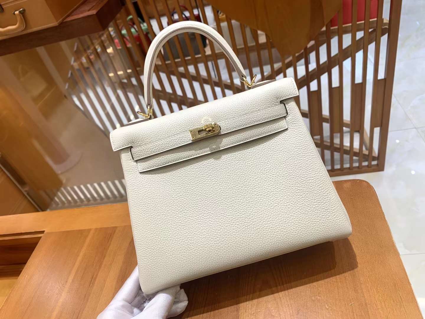 fb638e_f5cbbcafa051462cba776c846553b85cmv2.jpg Kelly 25 Togo Craie - Image 1