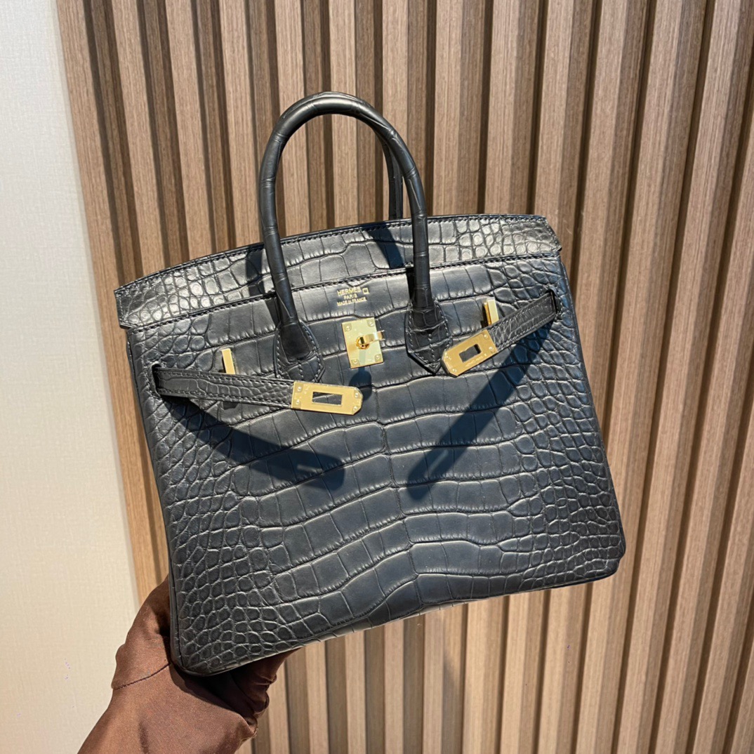 fb638e_f7aaa756112f423daeb5219c36ebe081mv2.jpg Birkin 25 Matte Alligator Black - Image 1