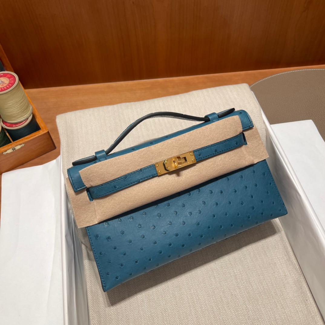 fb638e_f9018309875f46da8d2542a32666adf9mv2.jpg Kelly Pochette Ostrich Vert Bosphore - Image 1