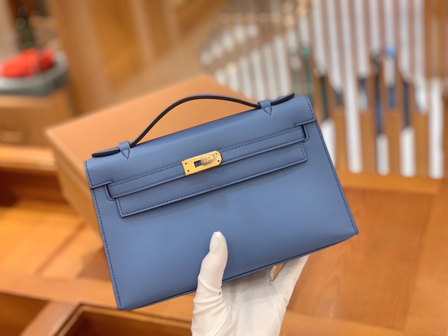 fb638e_f96a271014094bfeb82eafecfecba641mv2.jpg Kelly Pochette Swift Bright Blue - Image 1