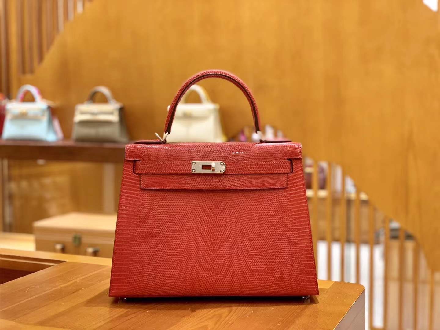 fb638e_fa7db55a631f42d480efa1754b31bf22mv2.jpg Kelly 28 Lizard Flag Red - Image 1