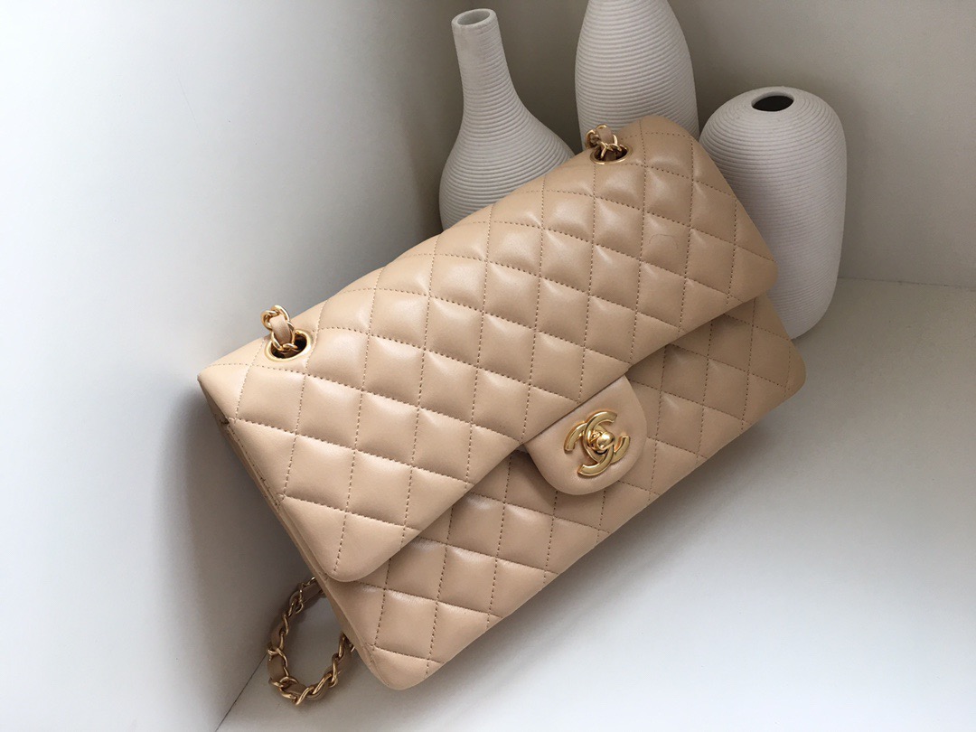 fb638e_fba57f900d254c15a89430f9d41ef00fmv2.jpg Chanel Classic Flap 25 Apricot - Image 1