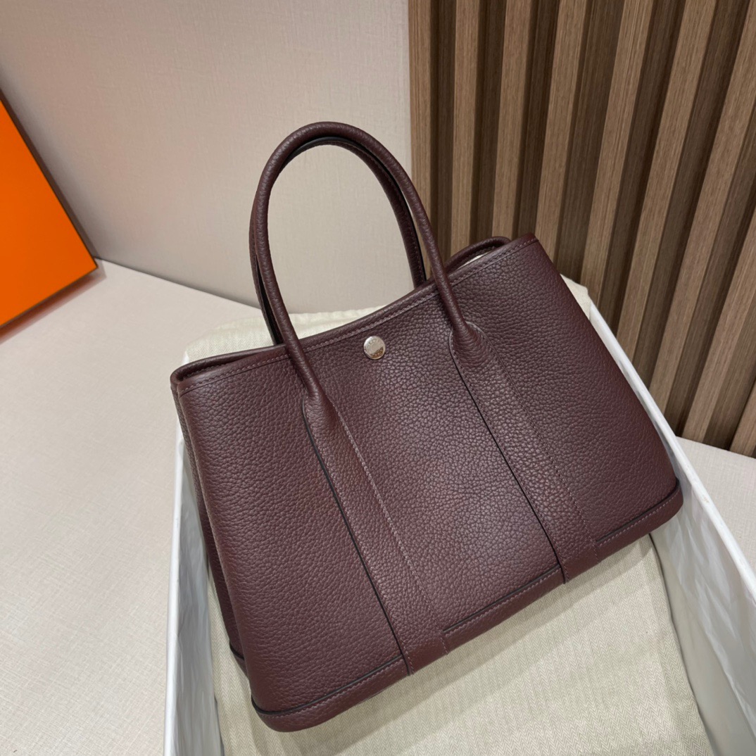 fb638e_fbec5e086e39457884ba0b38f937428amv2.jpg Garden Party 30 Negonga Saddle Red - Image 1