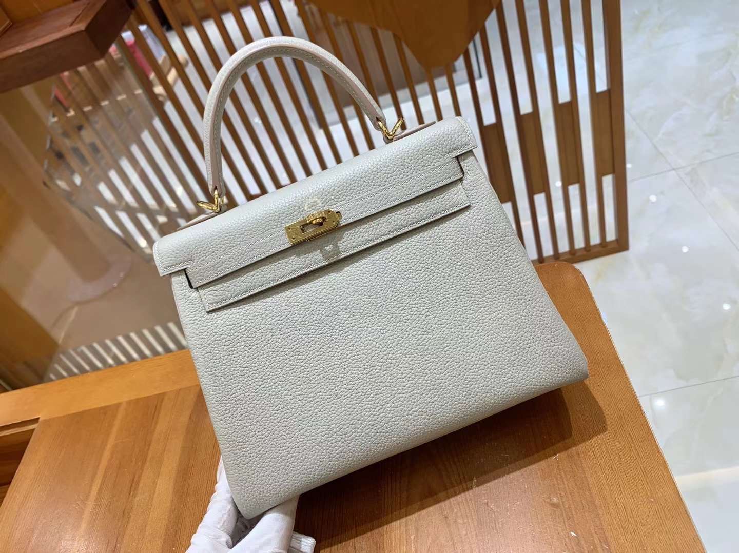 fb638e_fdb2b0a459b24cb9b7951b13561a2c48mv2.jpg Kelly 25 Togo Cement Grey - Image 1