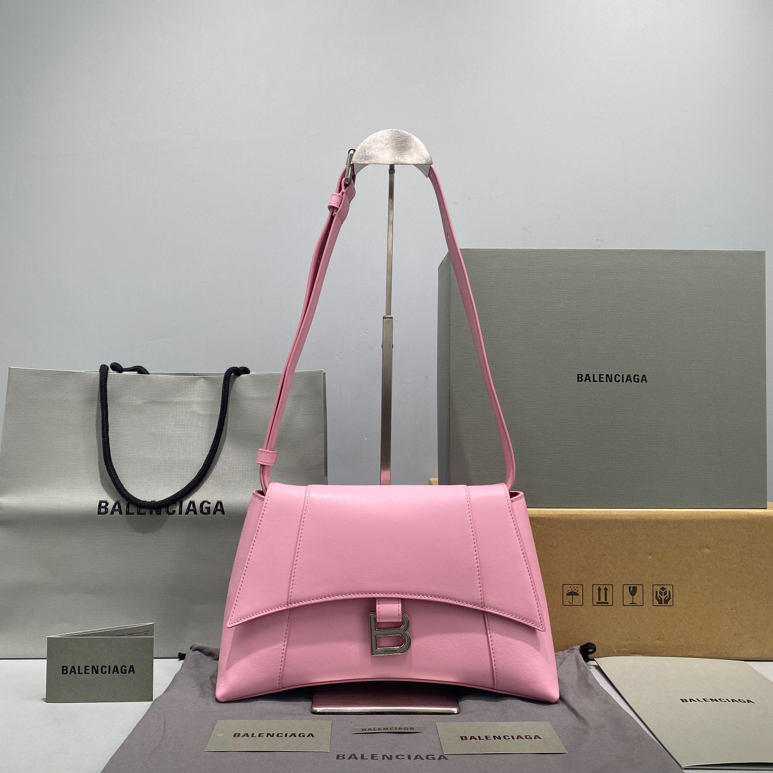 fb638e_fe7eca478cbb4df6b156450367ef9408mv2.jpg Balenciaga Downtown 29 Pink - Image 1