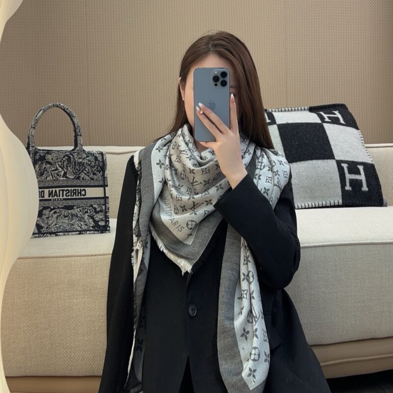 LV Jacquard Letters 140x140cm