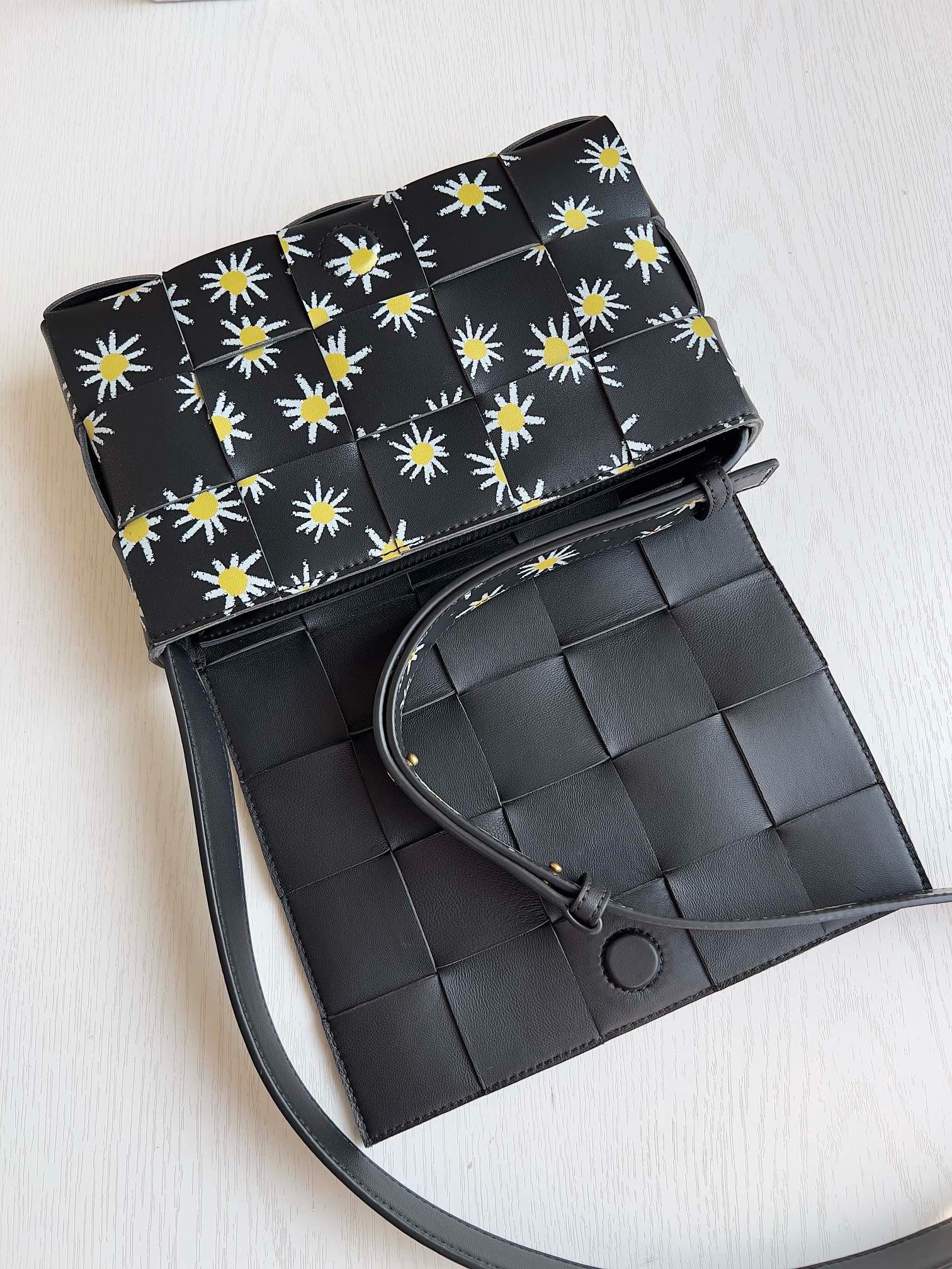 Bottega Veneta Cassette - Image 5