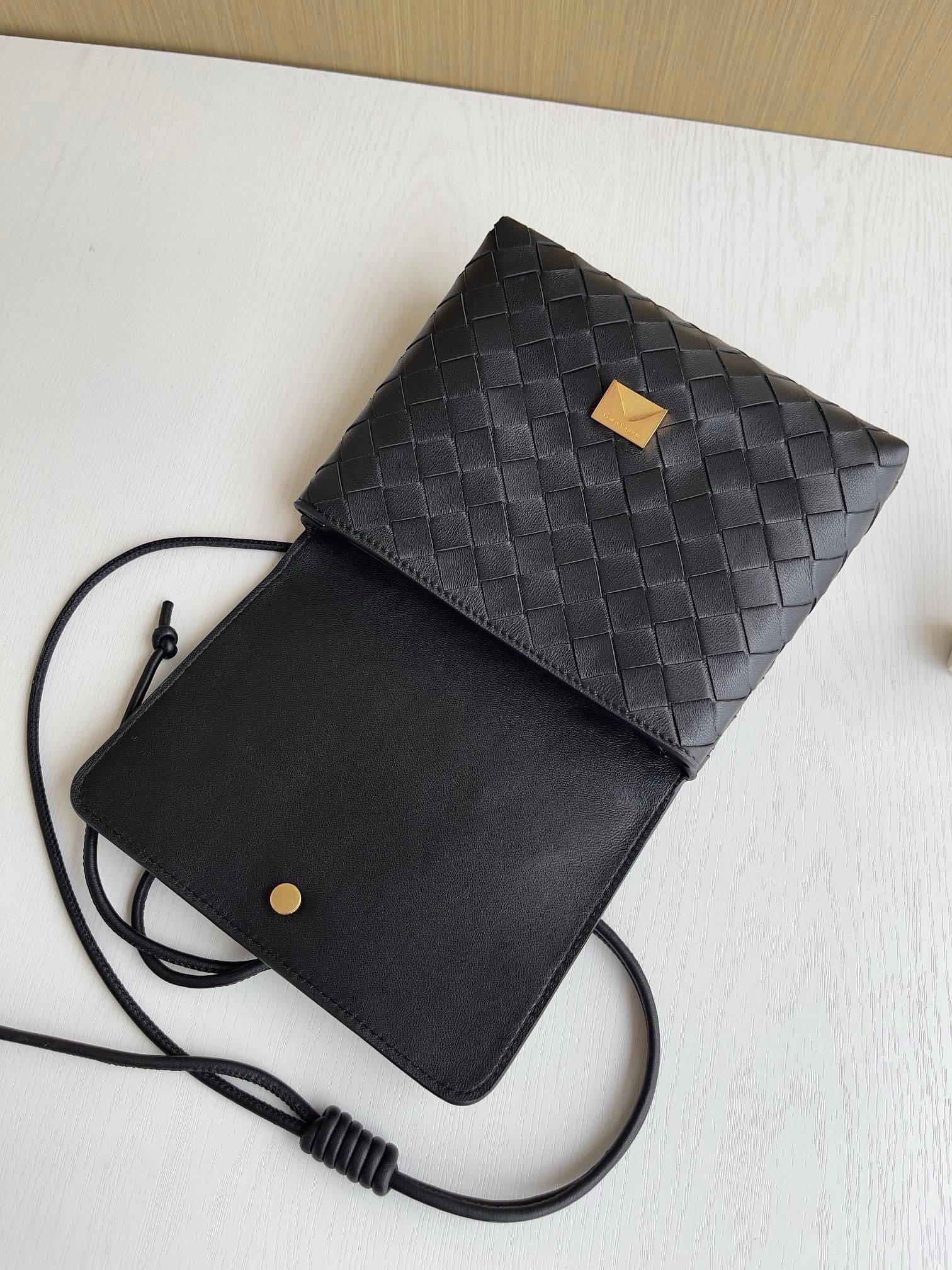 Bottega Veneta Clutch - Image 5