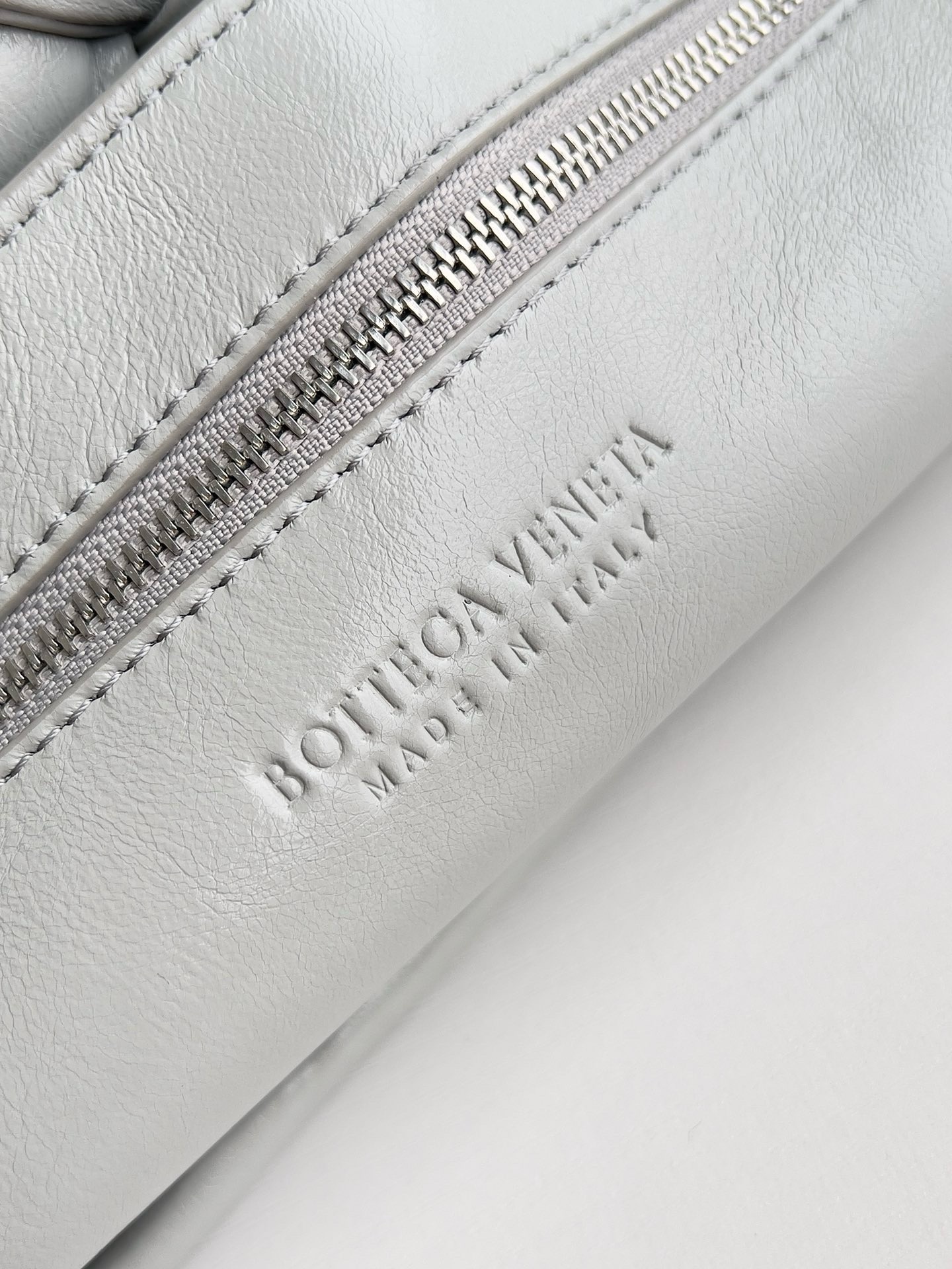 Bottega Veneta Rumple Leather Messenger Bag - Image 7