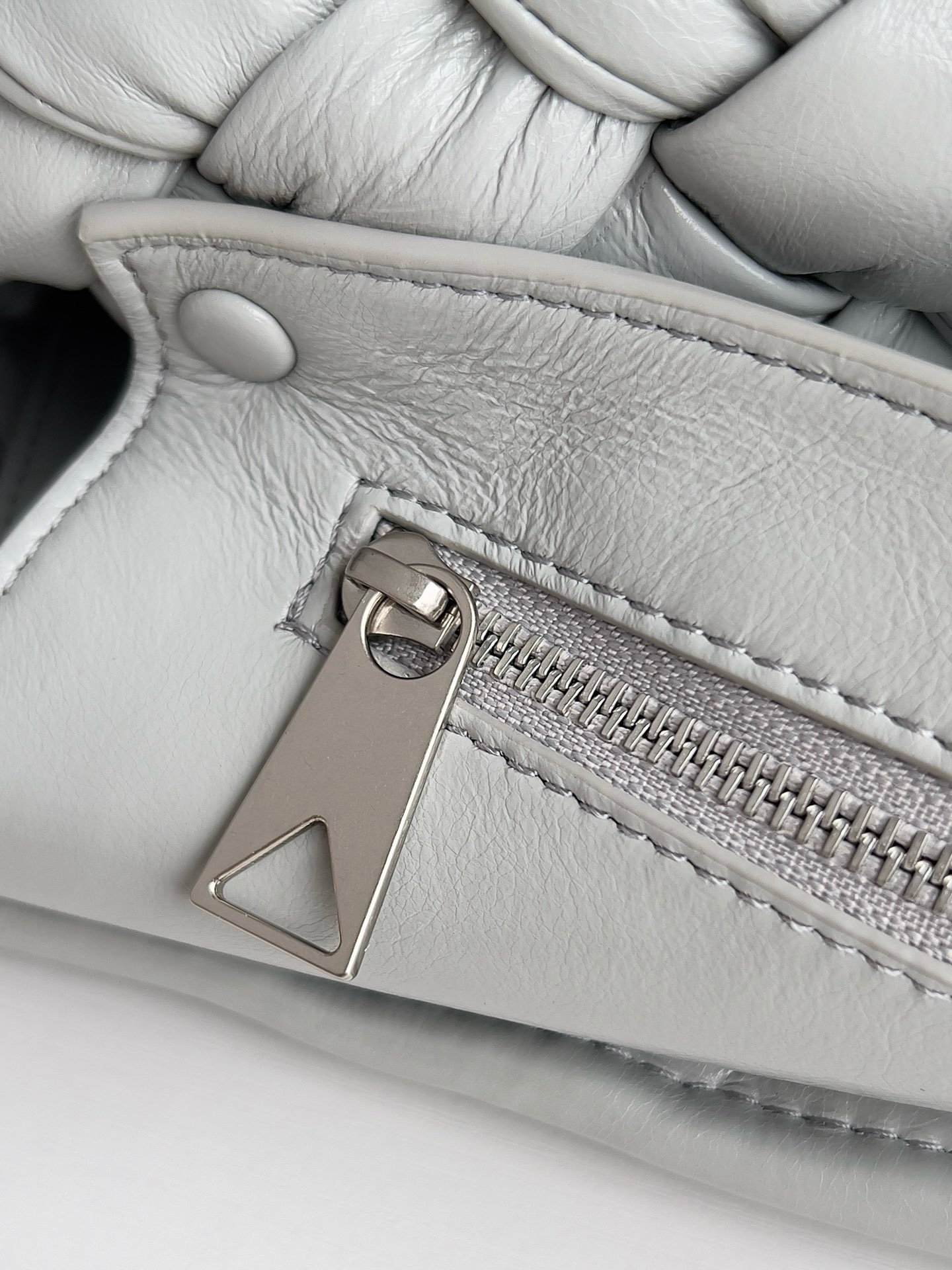 Bottega Veneta Rumple Leather Messenger Bag - Image 8