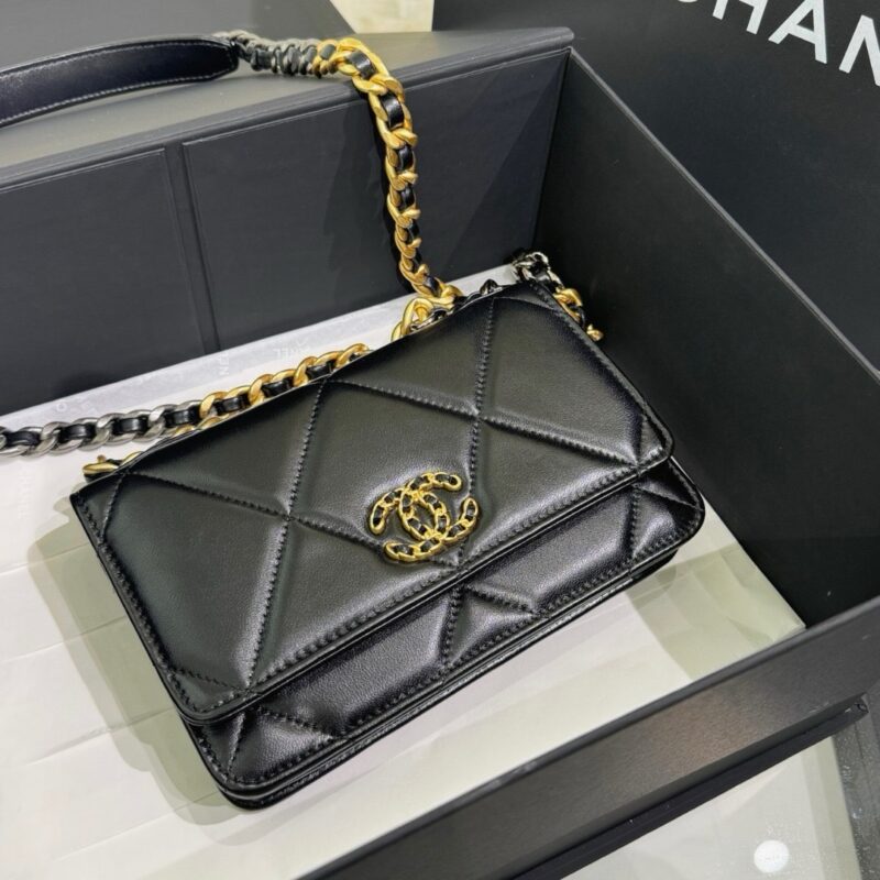 Chanel 19 Black WOC