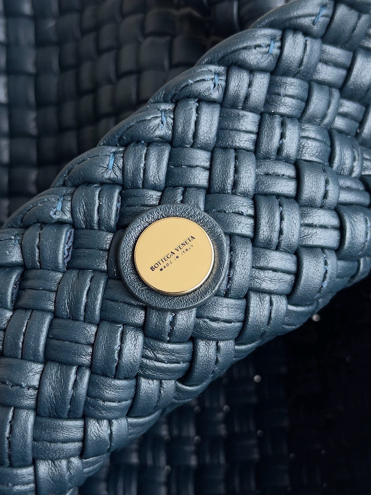 BV Tosca Shoulder Bag - Image 7