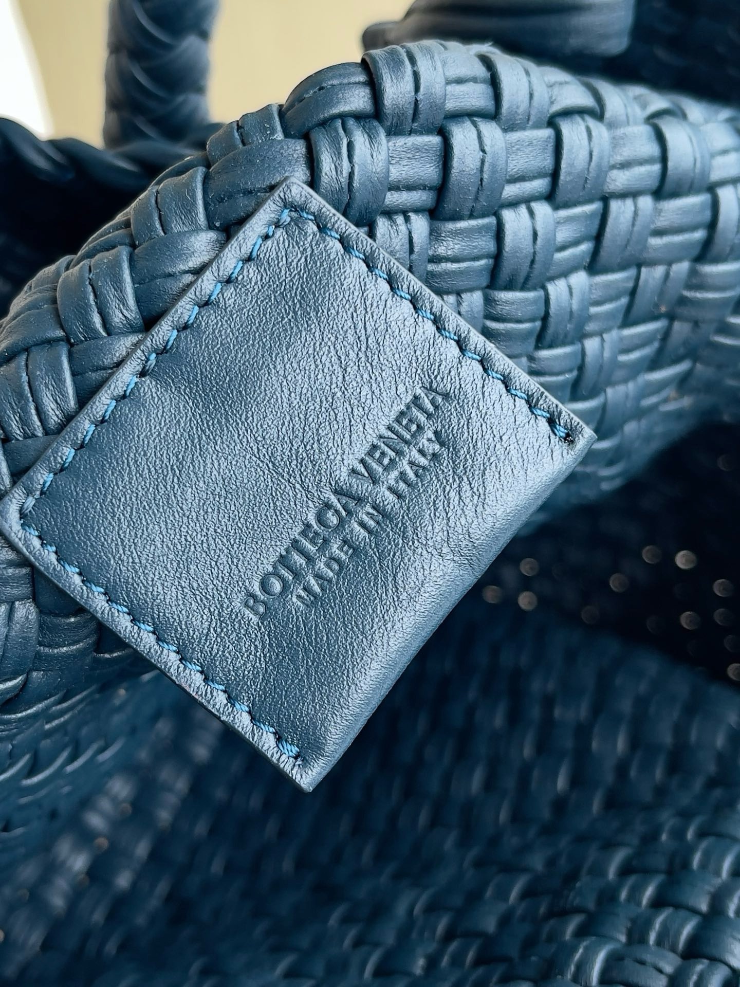 BV Tosca Shoulder Bag - Image 8