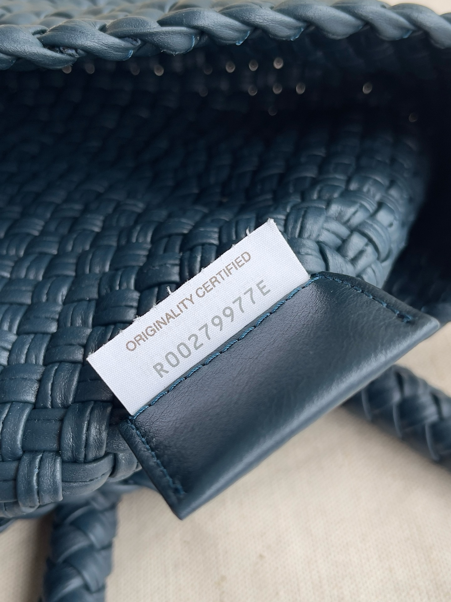 BV Tosca Shoulder Bag - Image 9