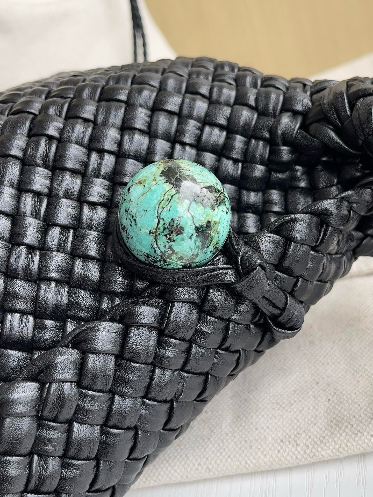 BV Tosca Shoulder Bag - Image 6