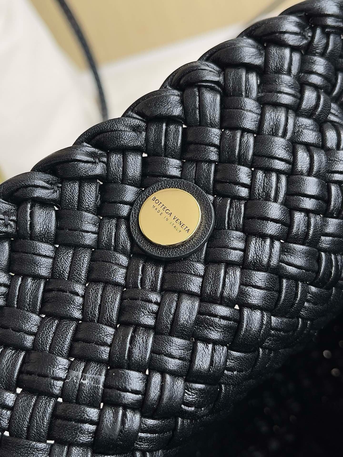 BV Tosca Shoulder Bag - Image 7