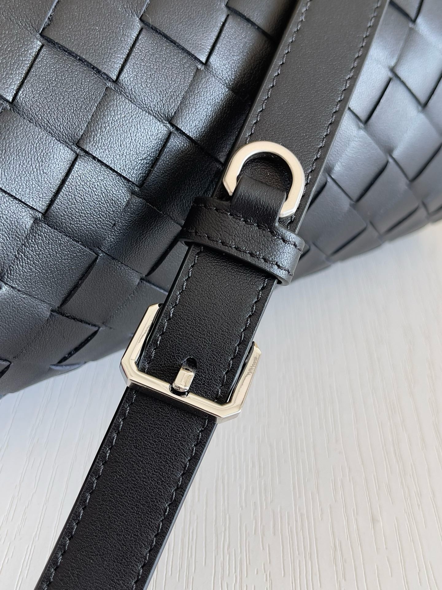 BV Intrecciato Barrel Pouch Crossbody Bag - Image 7