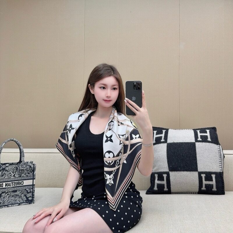 LV Ultimate Monogram 90x90cm 100% Silk