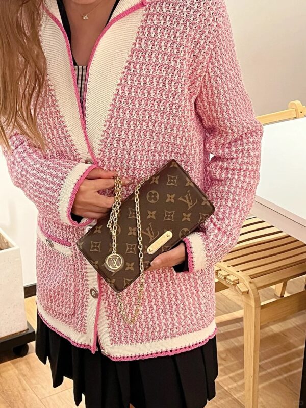 LV Wallet On Chain Lily