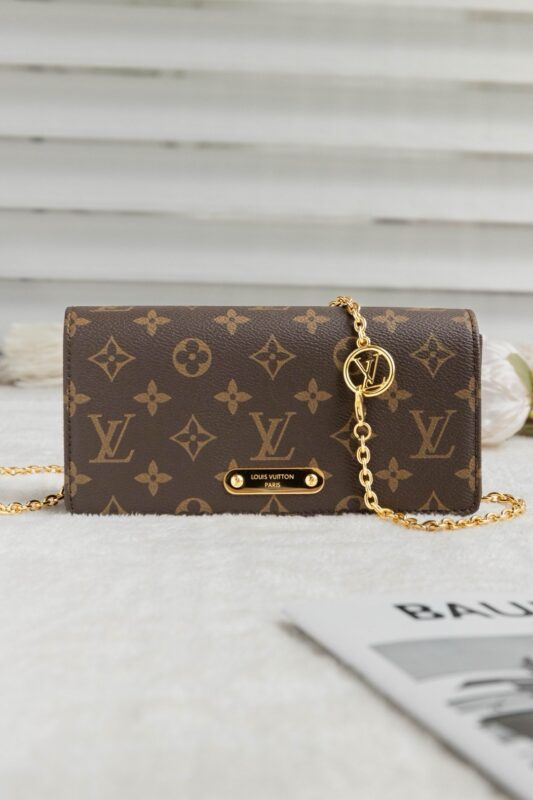 LV Wallet On Chain Lily