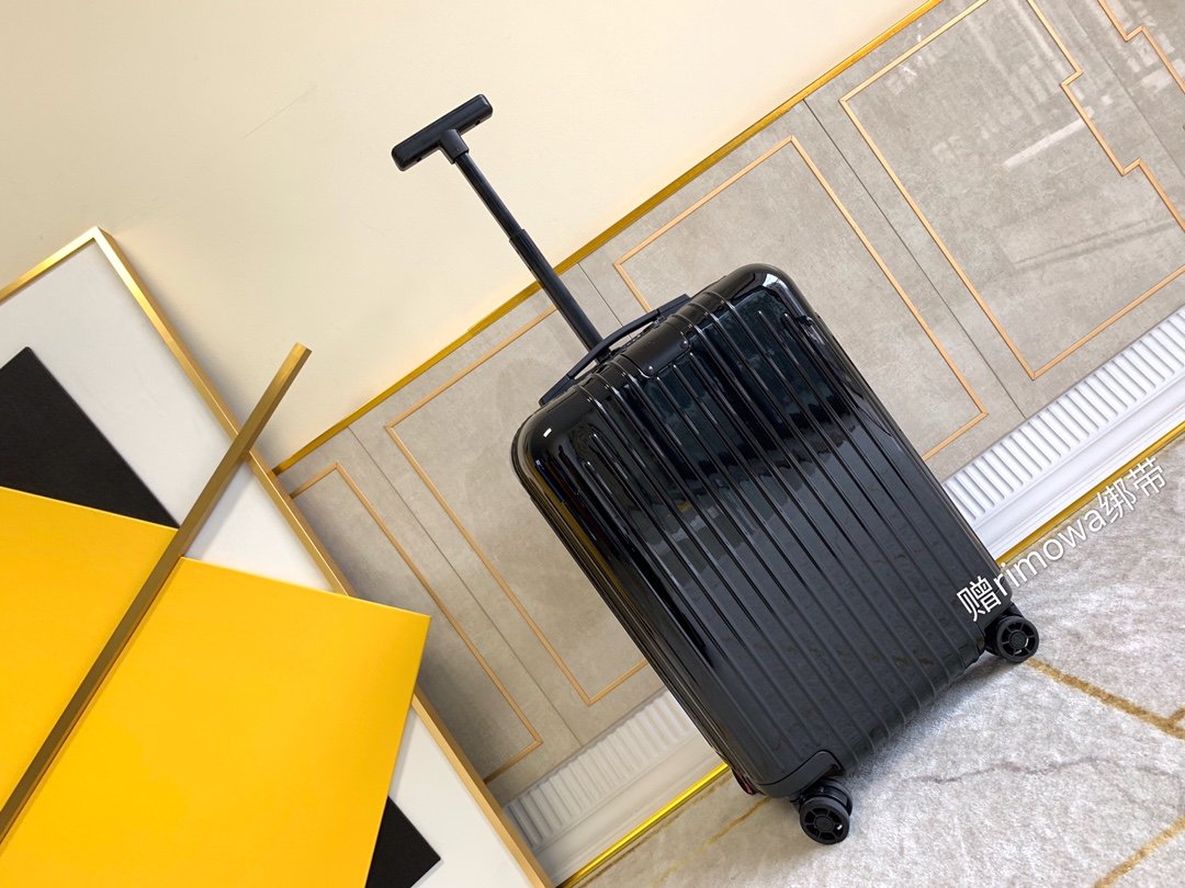 Rimowa Essential Lite