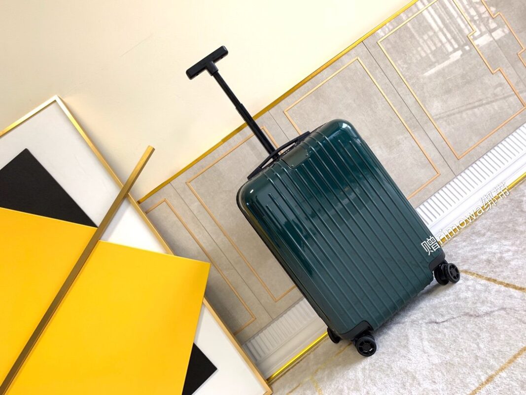 Rimowa Essential Lite