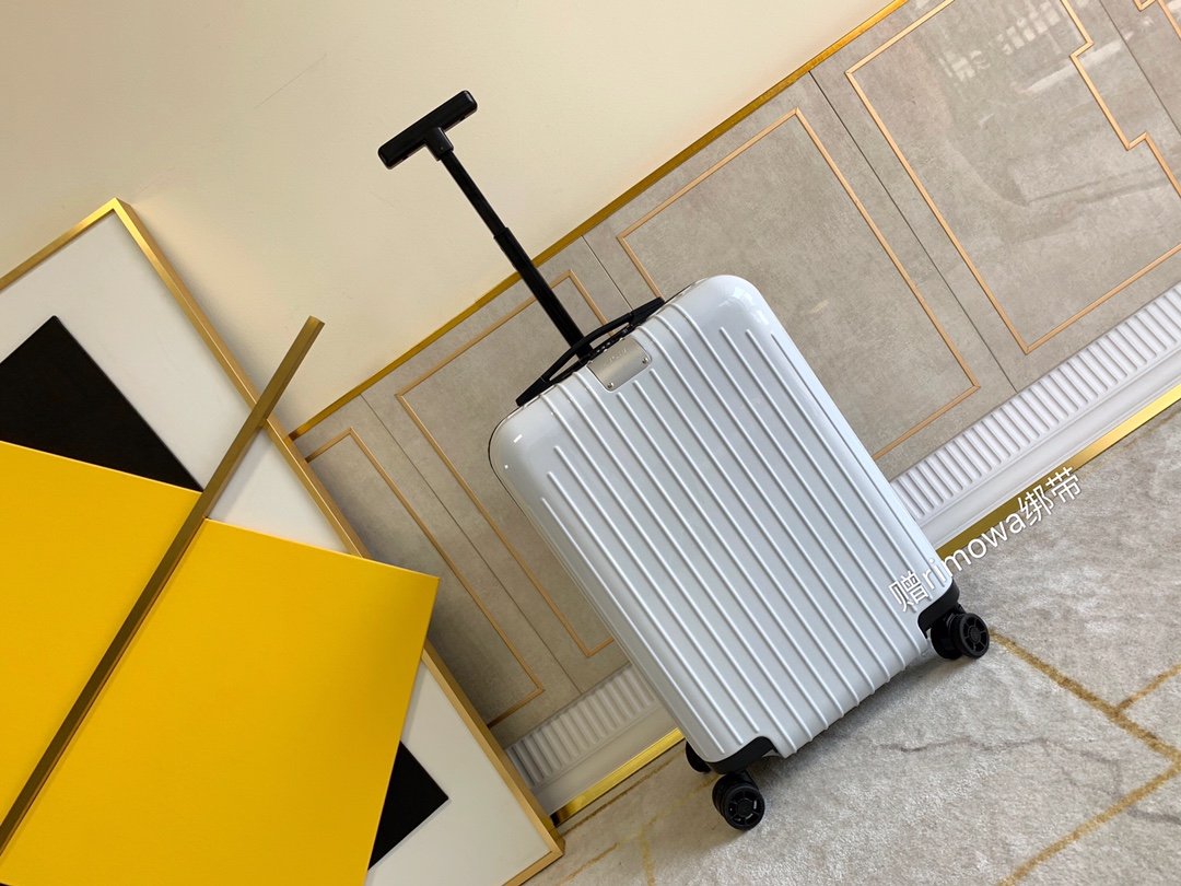 Rimowa Essential Lite