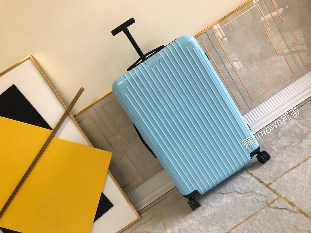 Rimowa Essential Lite