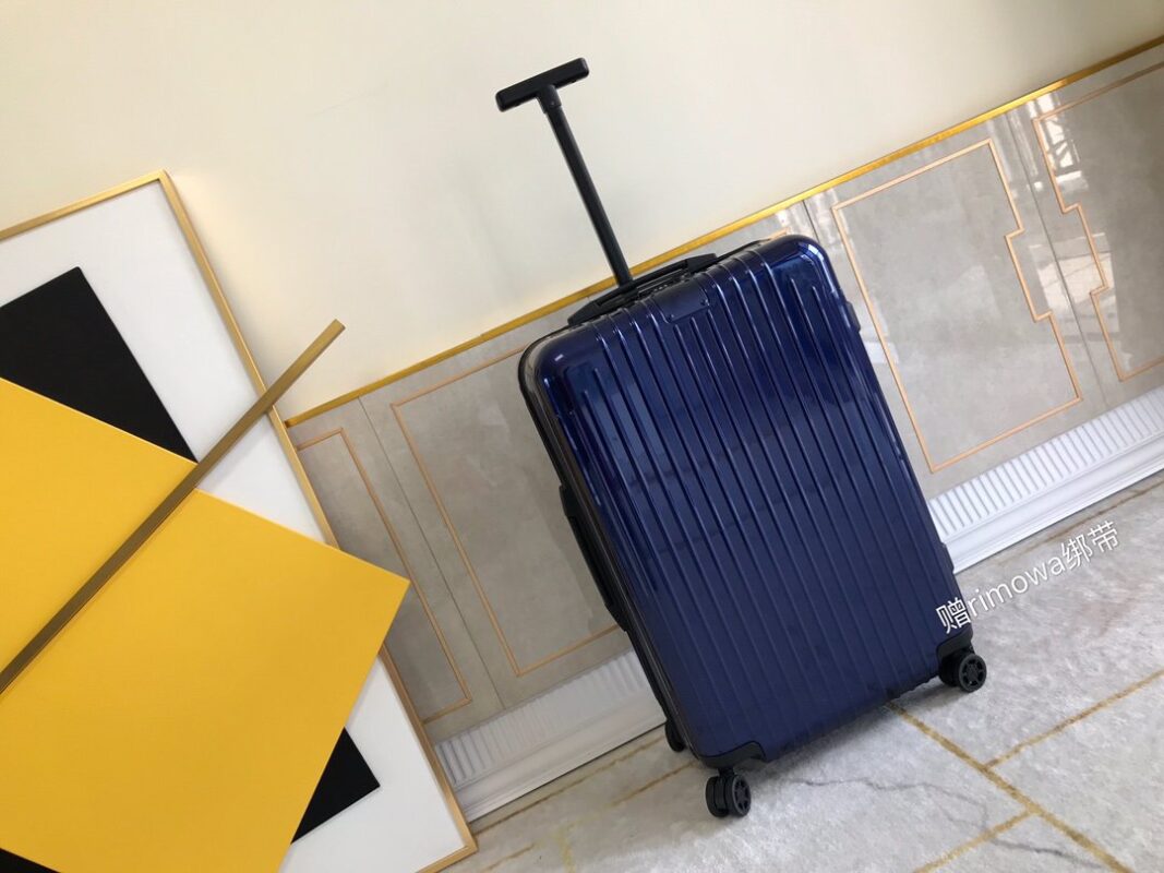 Rimowa Essential Lite